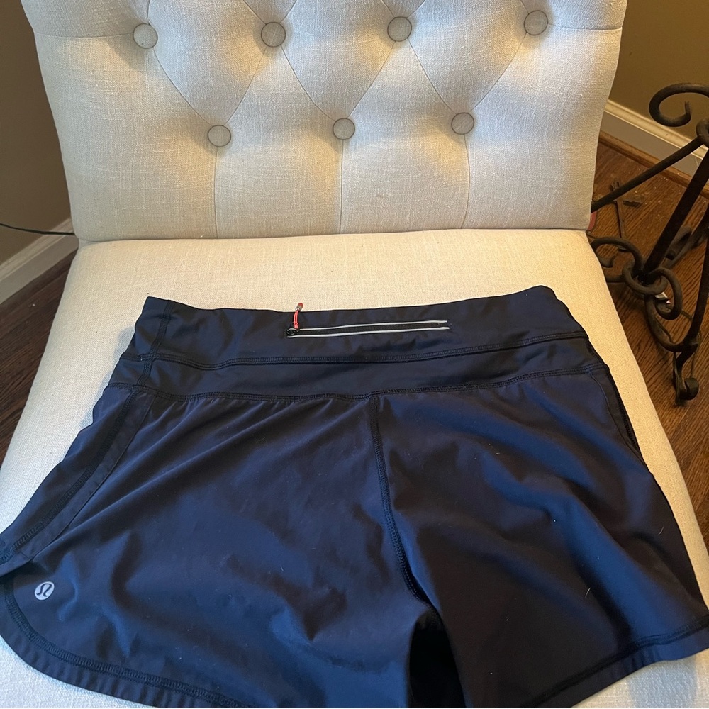 BLACK LULULEMON 2.5 INSEAM SIZE 6 OLD STYLE